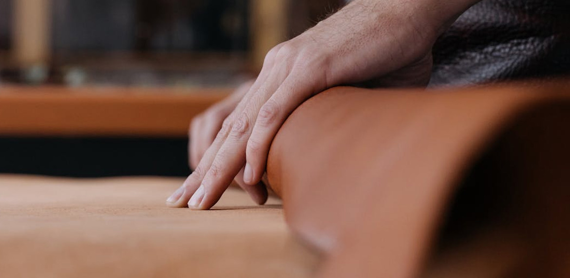 Sattlerleder erklärt:  Eigenschaften, Verarbeitung & DIY Ideen