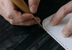 Löcher in Leder vorstanzen - Ahle, Lochzange